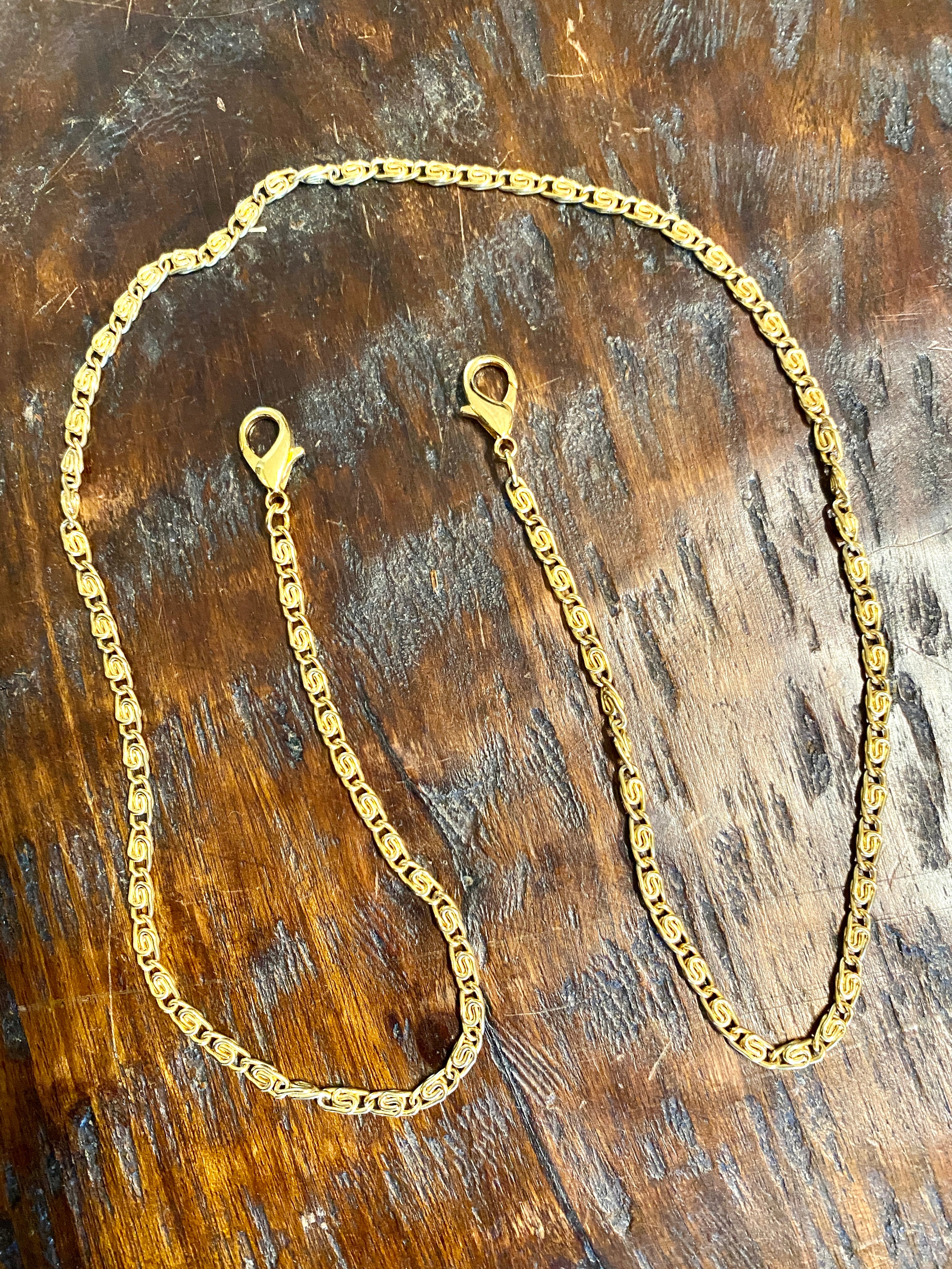 Gold Curls Mask Chain